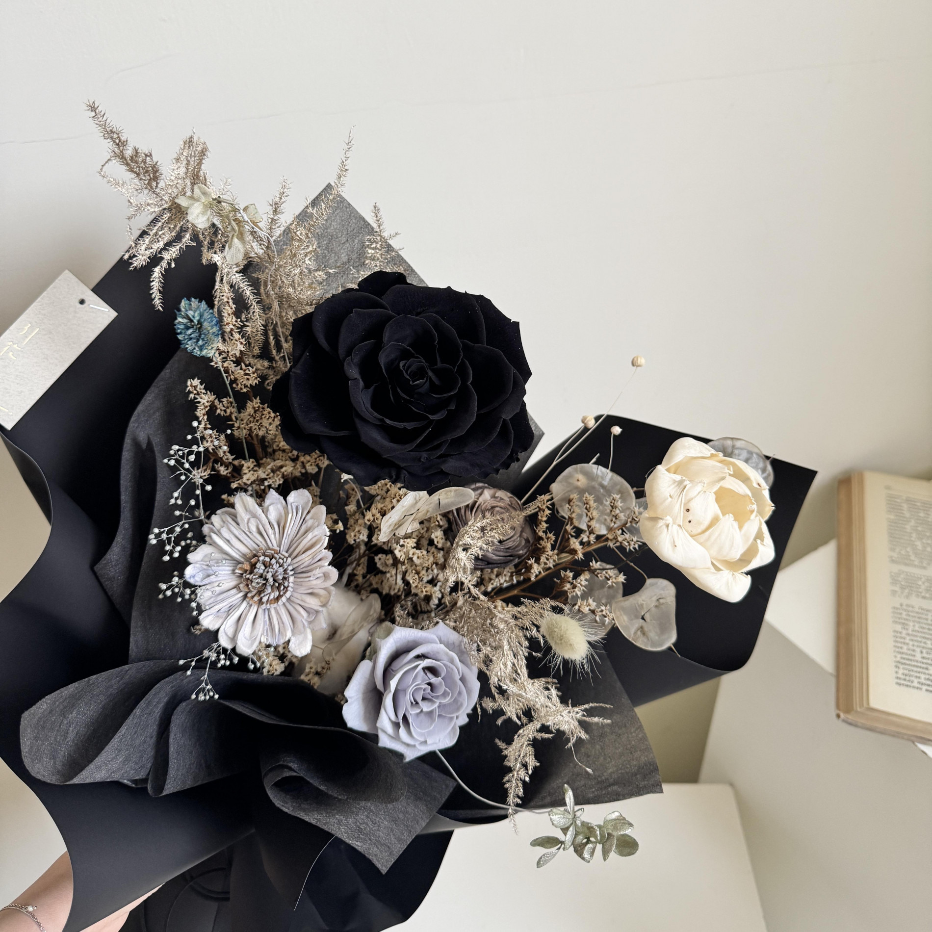 白色情人節設計款 黑夜日常永生花束 2